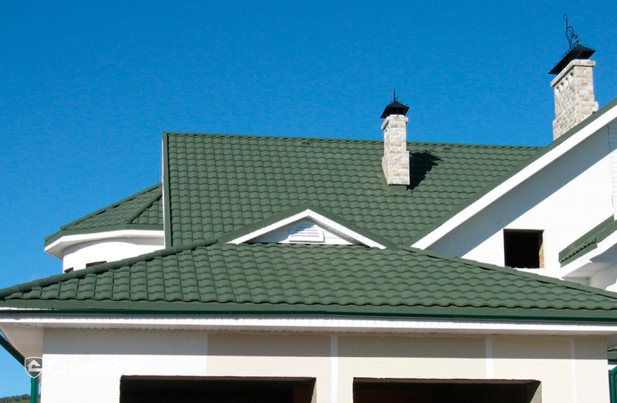 Загородный дом с покрытием крыши из композитной черепицы METROTILE МетроРоман зеленый