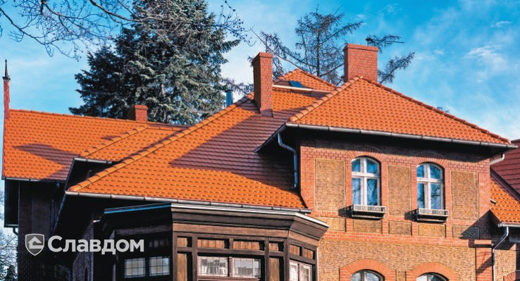 Частный дом с применением цементно-песчаной черепицы Braas Ревива красного цвета