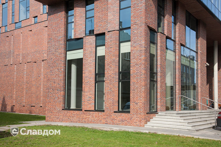 Бизнес-центр с применением облицовочного кирпича LHL CLASSIC 03-01-15-0100-1