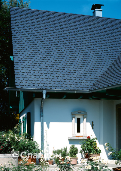 Частный дом с крышей из черепицы Creaton Biber Klassik Schieferton Engobiert