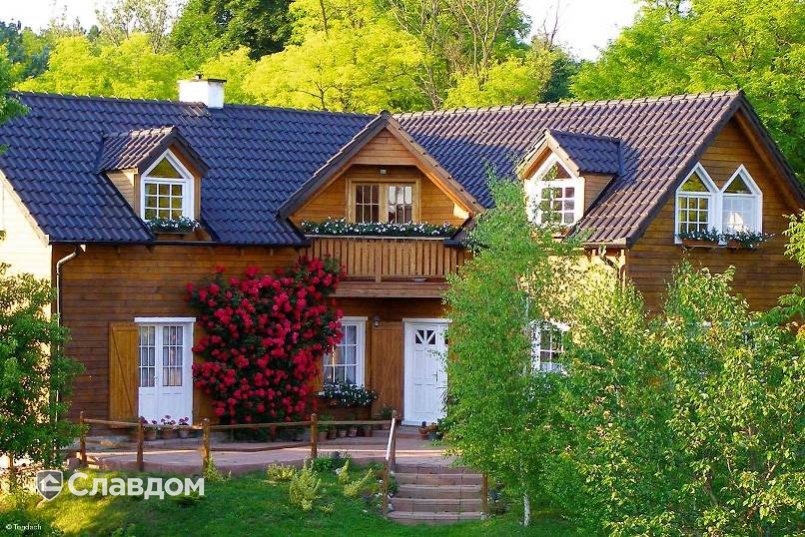Двухэтажный дом с черепицей TONDACH Самба 71-черный глазурь