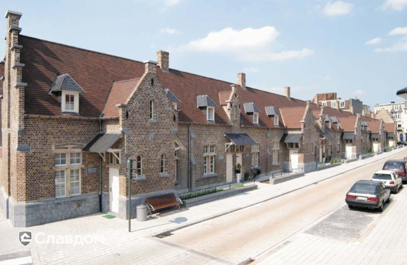 Таунхаус с применением керамической черепицы Koramic 301 Plain Tile Smooth Rustic Engobe