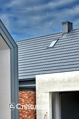 Дом с применением керамической черепицы Koramic Orea 9 anthracite matt engobe