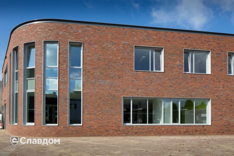 Многофункциональный центр Het Klavier с облицовкой кирпичом Terca Winhov Falls