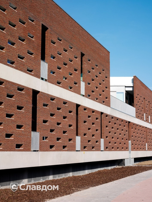 Общественное здание с облицовкой кирпичом Terca Blauwrood Genuanceerd