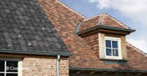 Дом с мансардой с применением керамической черепицы Koramic Patrimony Handcrafted Plain Tile Kent Red, Vineyard Black, Lichen Green, Ochre Lichen