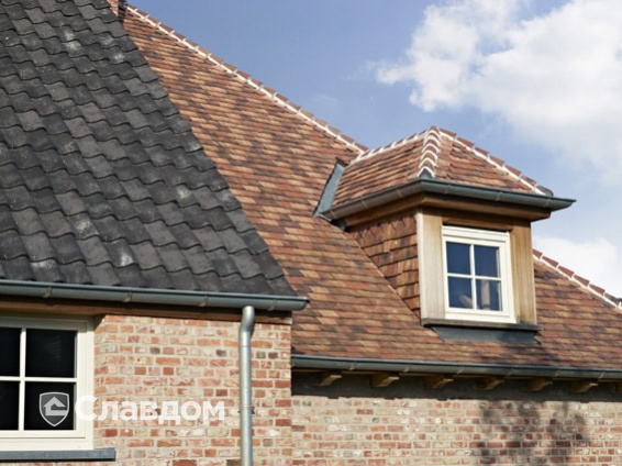 Дом с мансардой с применением керамической черепицы Koramic Patrimony Handcrafted Plain Tile Kent Red, Vineyard Black, Lichen Green, Ochre Lichen