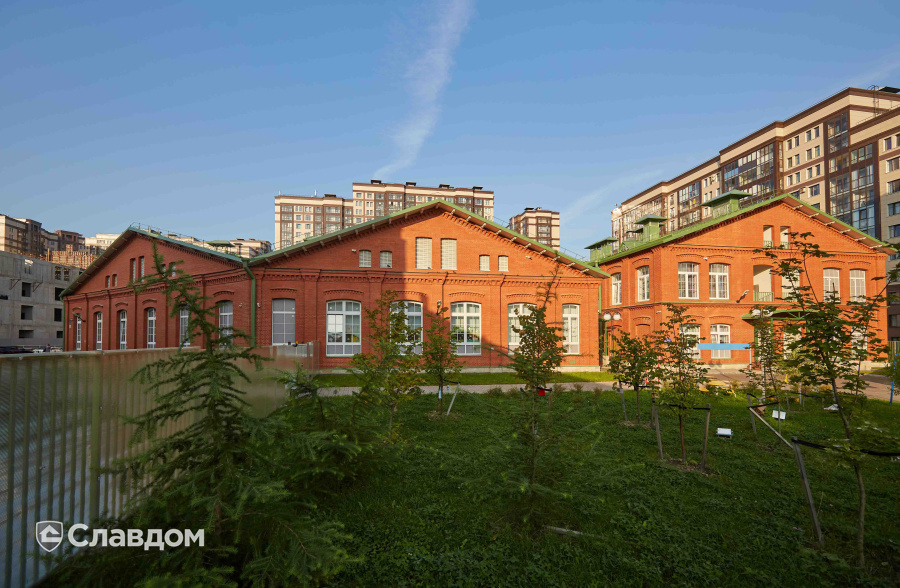 Детский сад с фасадом из полнотелого красного кирпича ЛСР