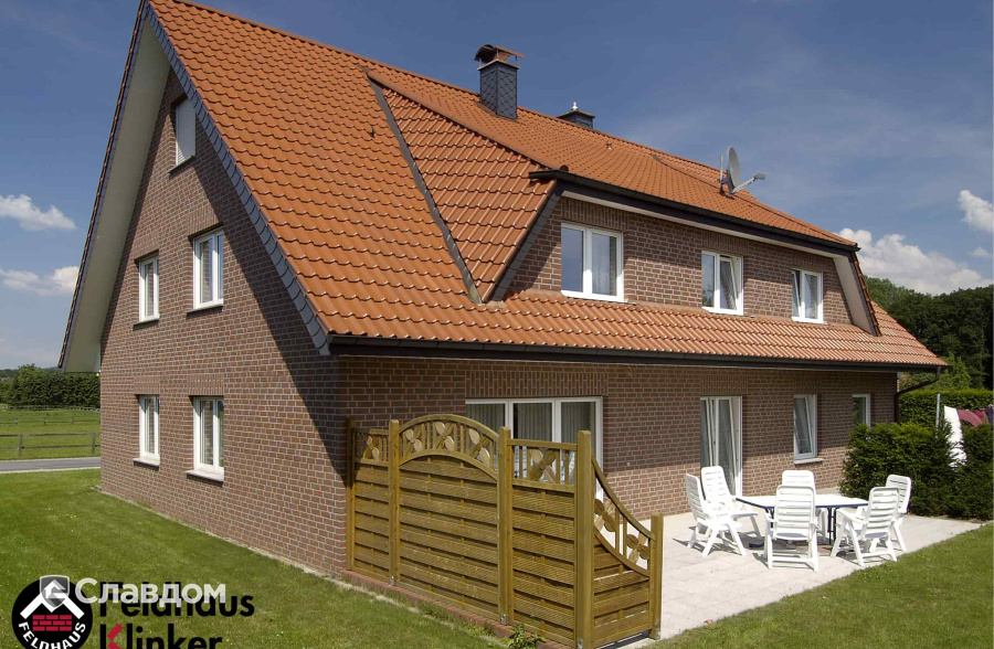 Частный дом с беседкой с облицовкой кирпичом Feldhaus Kiinker 335 carmesi antic mana