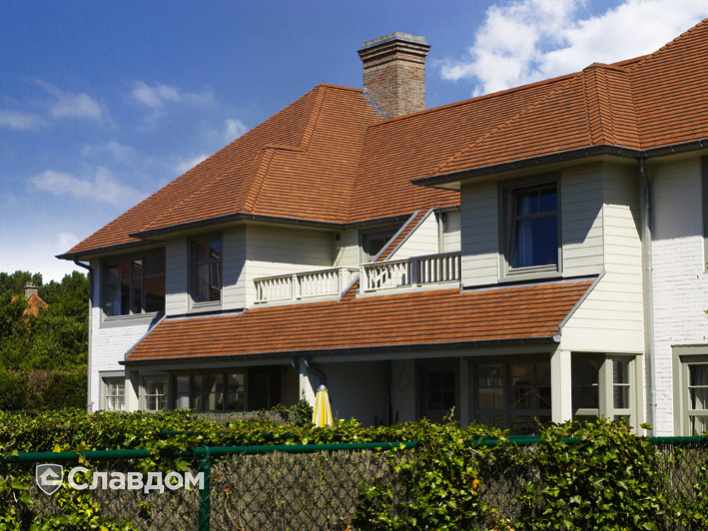 Двухэтажный дом с применением керамической черепицы Koramic 301 Plain Tile Smooth Toscana Engobe