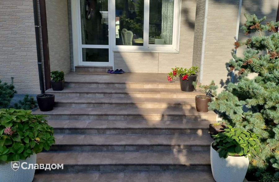 Облицовка крыльца напольной плиткой и ступенями Westerwaelder Klinker ATRIUM Graubraun