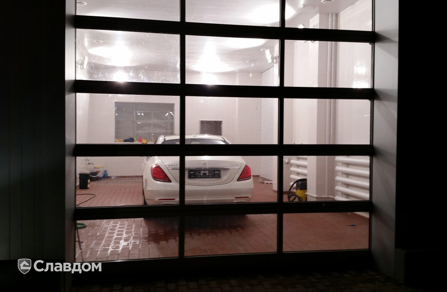 Автосалон с напольной промышленной плиткой Stroeher Stalotec 215 rot