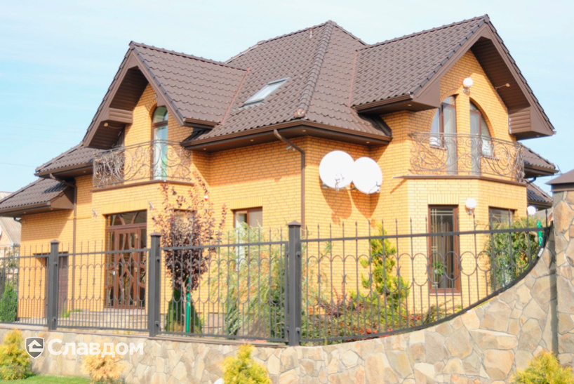 Дома с облицовкой из кирпича Керамейя янтарь