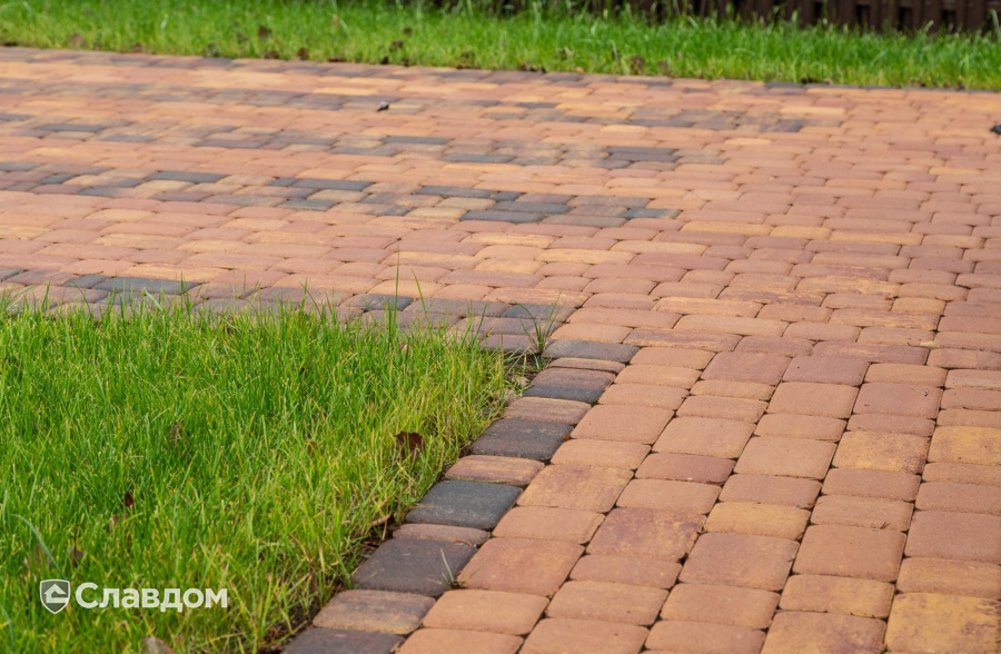 Частный дом в Ленинградской области с мощением плиткой Braer Классико