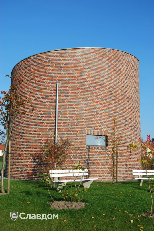 Часовня Wegekapelle Muschen с облицовкой кирпичом Feldhaus Klinker 661 sintra lava maris