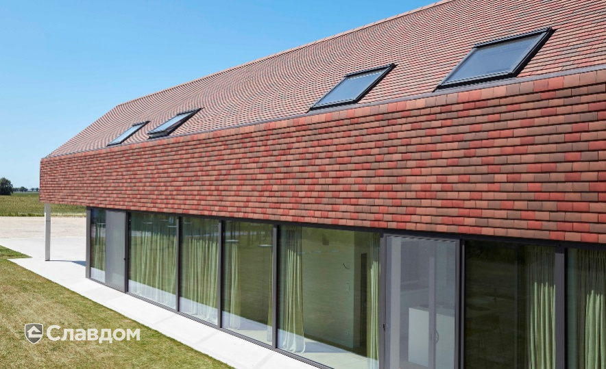 Офисное здание с применением керамической черепицы Koramic 301 Plain Tile Smooth Toscana Engobe, Amarant Engobe, Rustic Engobe