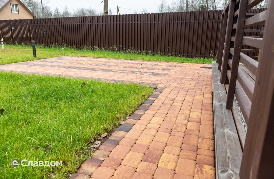 Частный дом в Ленинградской области с мощением плиткой Braer Классико