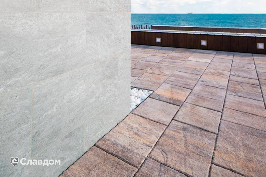 Загородный дом у моря с применением брусчатки Выбор