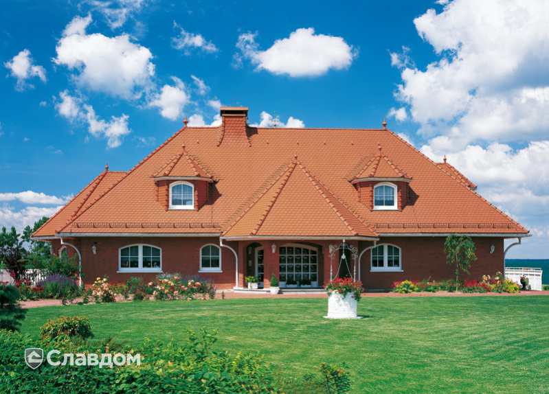 Частный кирпичный дом с крышей из черепицы Creaton Biber Klassik Naturrot