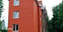 Многоквартирный дом с облицовкой из кирпича Керамейя рубин