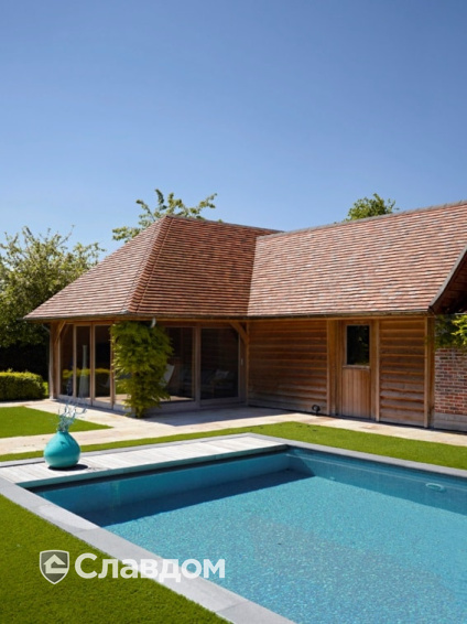 Жилой дом с бассейном с применением керамической черепицы Koramic Patrimony Handcrafted Plain Tile Kent Red, Vineyard Black, Lichen Green