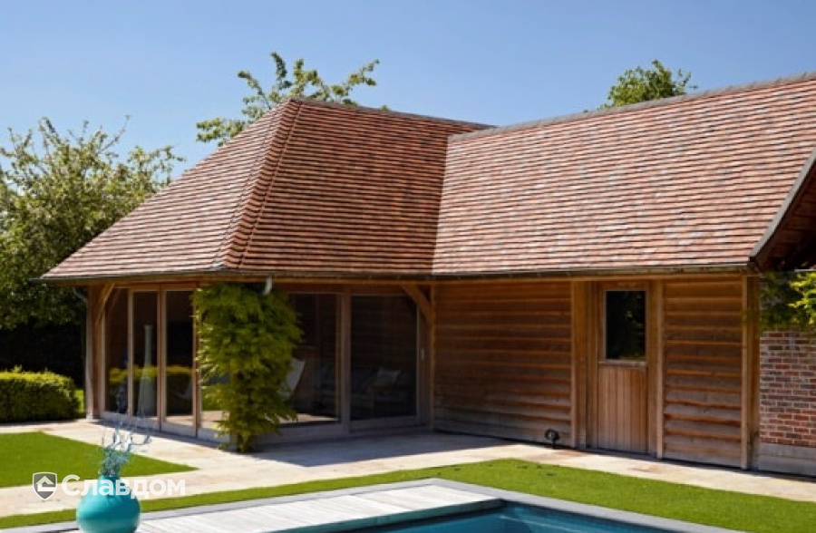 Жилой дом с бассейном с применением керамической черепицы Koramic Patrimony Handcrafted Plain Tile Kent Red, Vineyard Black, Lichen Green
