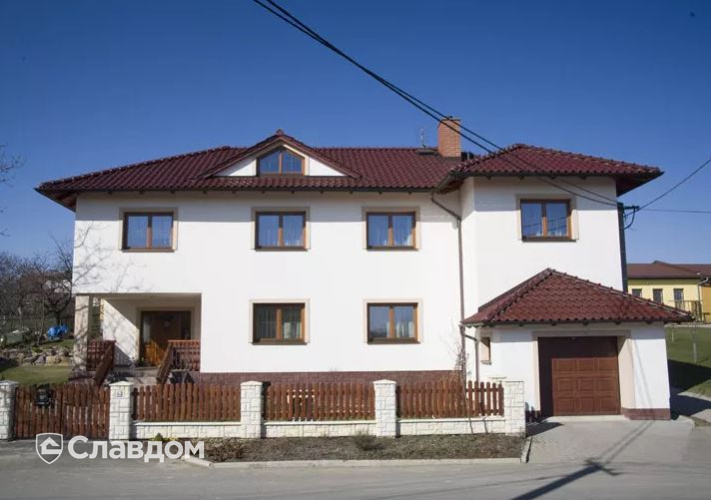 Жилой дом с черепицей TONDACH Романская 70-вишневый глазурь