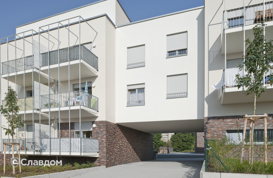 Жилой дом с облицовкой кирпичом Feldhaus Klinker 384 ferrum liso и 769 vascu cerasi legoro