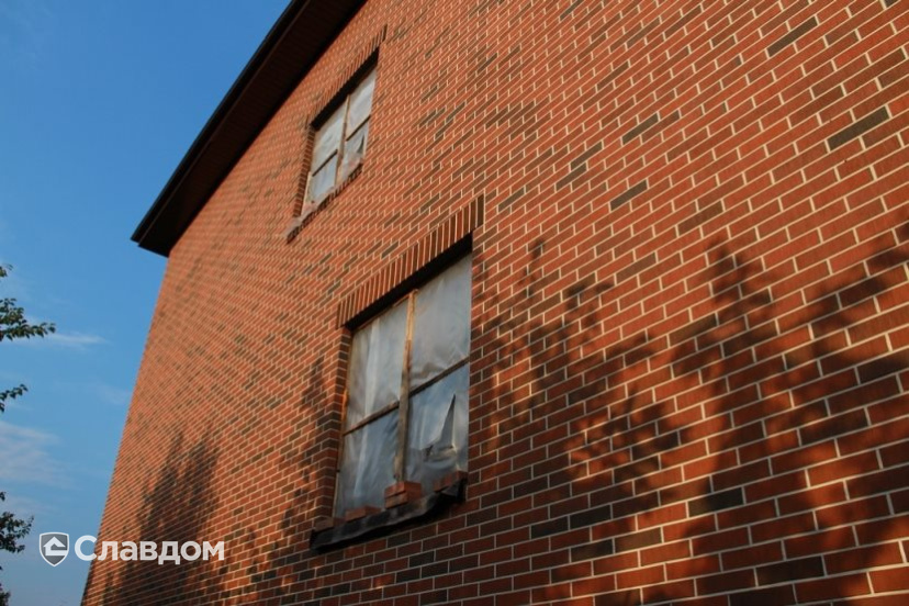 Двухэтажный частный дом с облицовкой кирпичом Terca Red Flame шероховатый