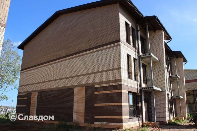 Трехэтажный жилой дом с облицовкой кирпичом КС-Керамик Камелот темный шоколад гладкий, Белый гладкий и Лотос гладкий