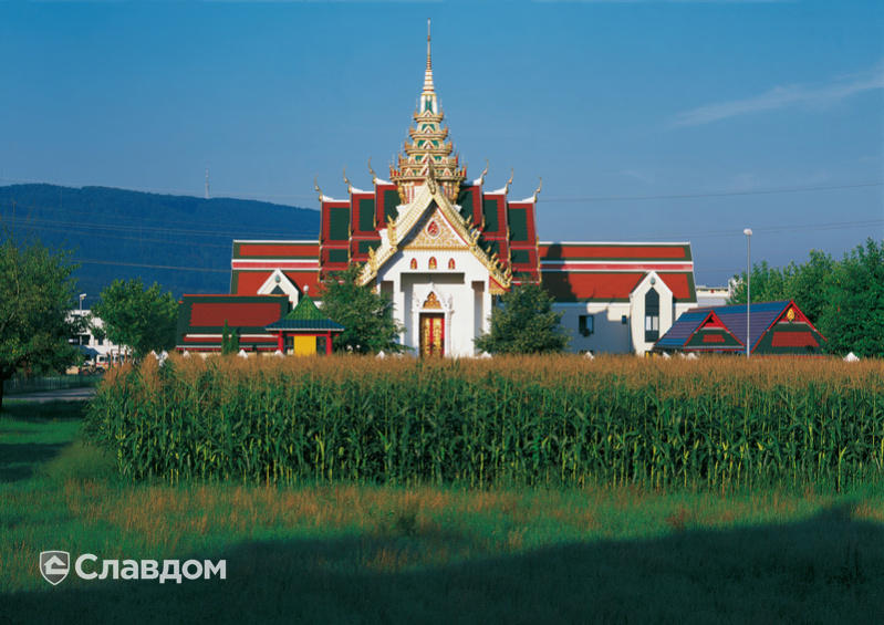 Буддийский храм с крышей Creaton Biber Klassik Weinrot Glasiert и Grun Glasiert