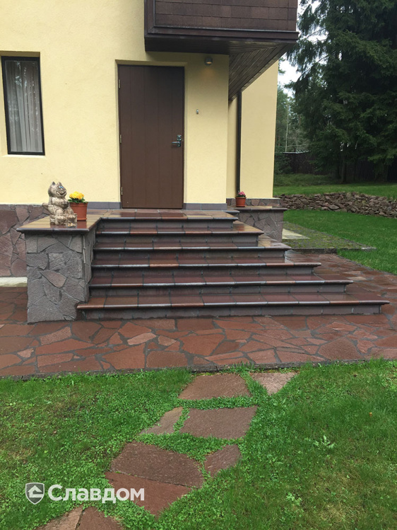 Крыльцо коттеджа с применением ступеней Terraklinker (Gres de breda)