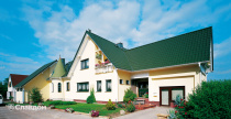Дом с башенкой с крышей из черепицы Creaton Futura NOBLESSE Dunkelgrun Glasiert