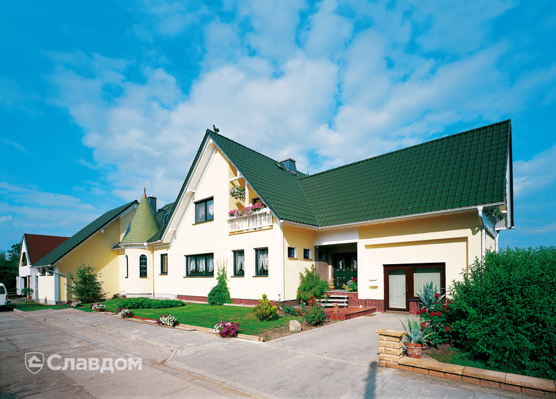Дом с башенкой с крышей из черепицы Creaton Futura NOBLESSE Dunkelgrun Glasiert