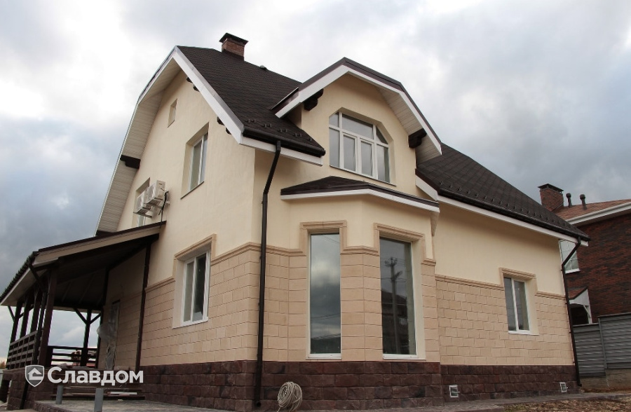 Загородный дом с облицовкой искусственным камнем White Hills