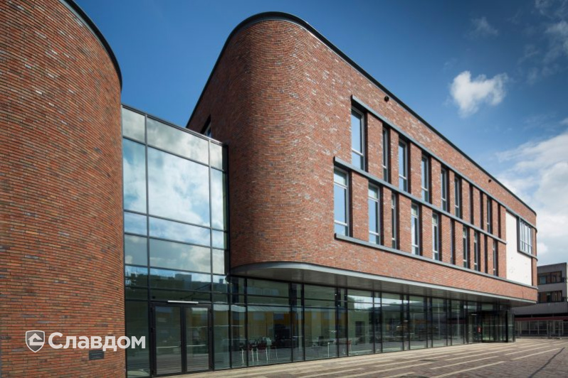 Многофункциональный центр Het Klavier с облицовкой кирпичом Terca Winhov Falls