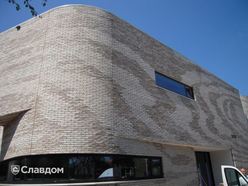 Здание стоматологии с облицовкой кирпичом Terca Birchwood