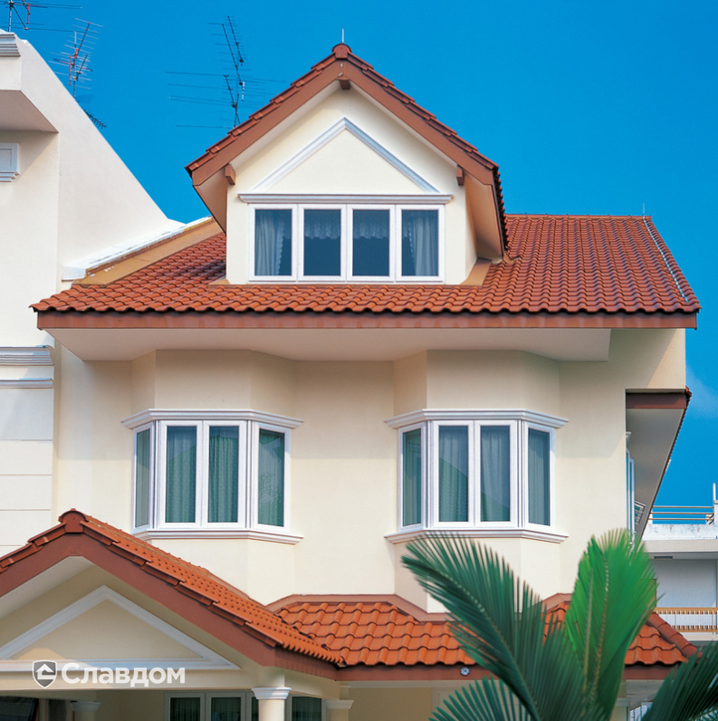 Дом в колониальном стиле с крышей из черепицы Creaton Harmonie Naturrot