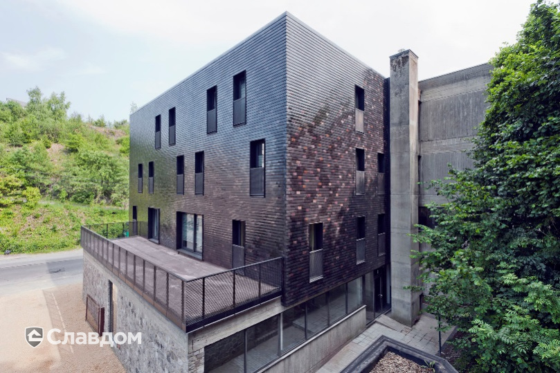 Трехэтажный дом с применением керамической черепицы Koramic 301 Plain Tile Smooth Anthracite Engobe, Black Glazed и Wine Red Glazed