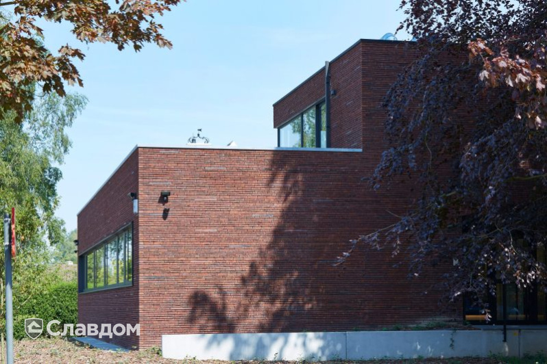 Стоматология в Кортрейке с облицовкой кирпичом Terca Wasserstrich Special E1 и Blauw-Rood Genuanceerd