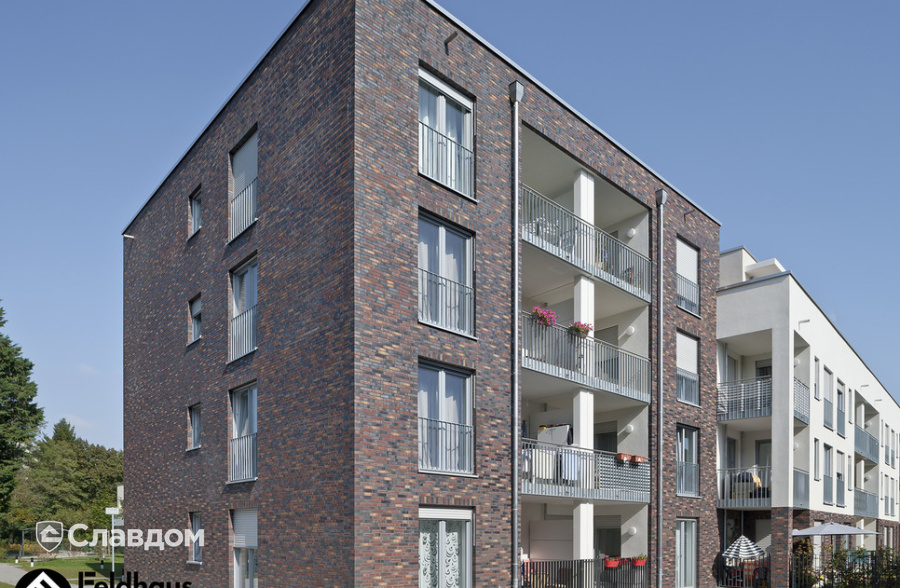Жилой дом с облицовкой кирпичом Feldhaus Klinker 384 ferrum liso и 769 vascu cerasi legoro