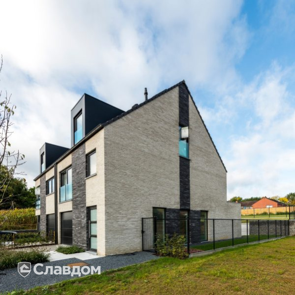 Жилой дом с облицовкой кирпичом Terca Wasserstrich Special E2 Lathi Kohle и Latero Basalto