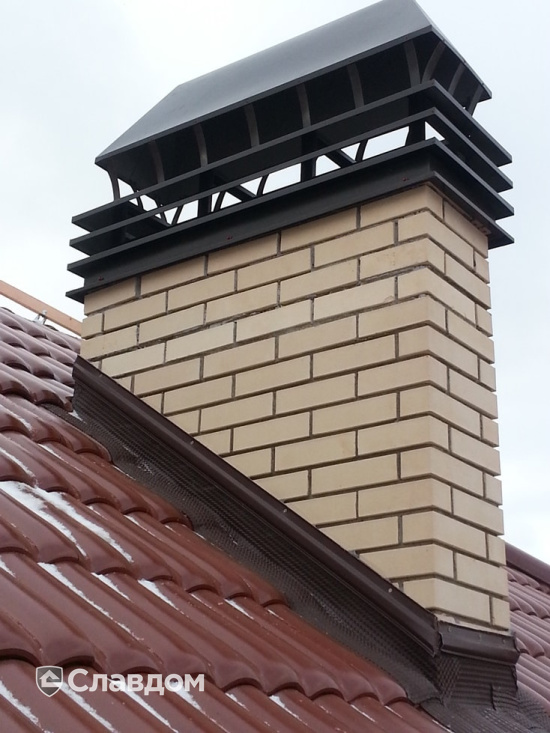 Частный дом в Калужской области с применением брусчатки Erlus Forma