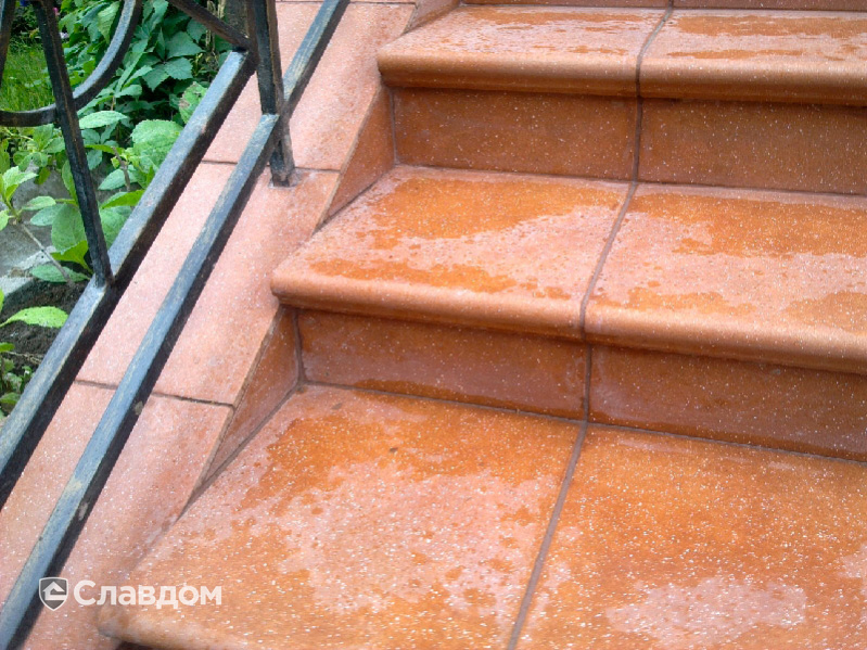 Лестница частного дома со ступенями Stroeher Roccia 841 rosso