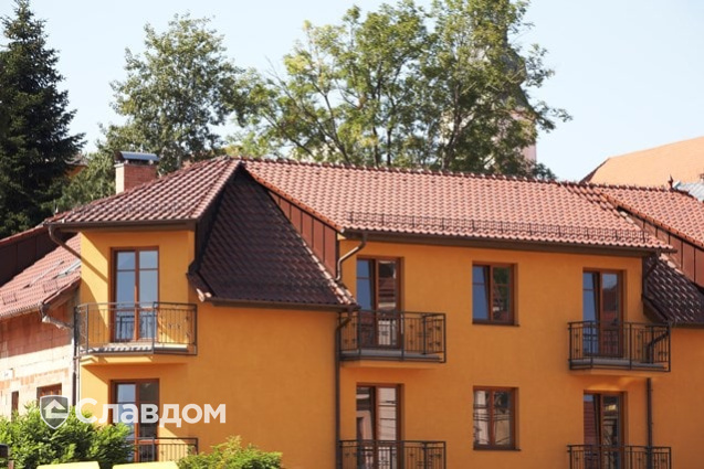 Двухэтажный дом с черепицей TONDACH Самба 43-красный антик duo ангоб