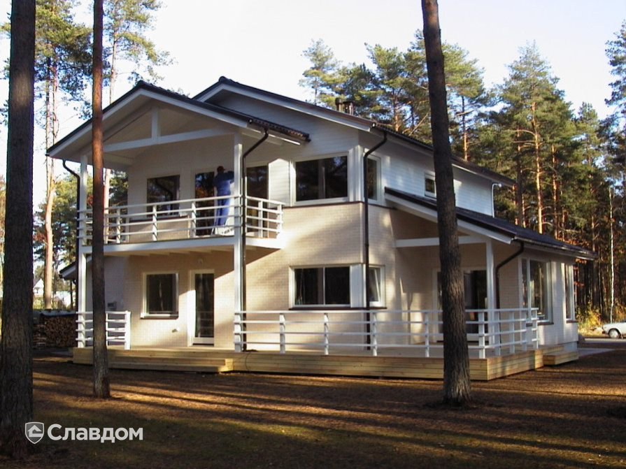 Двухэтажный дом с коричневой крышей с облицовкой кирпичом Terca Kuura гладкий