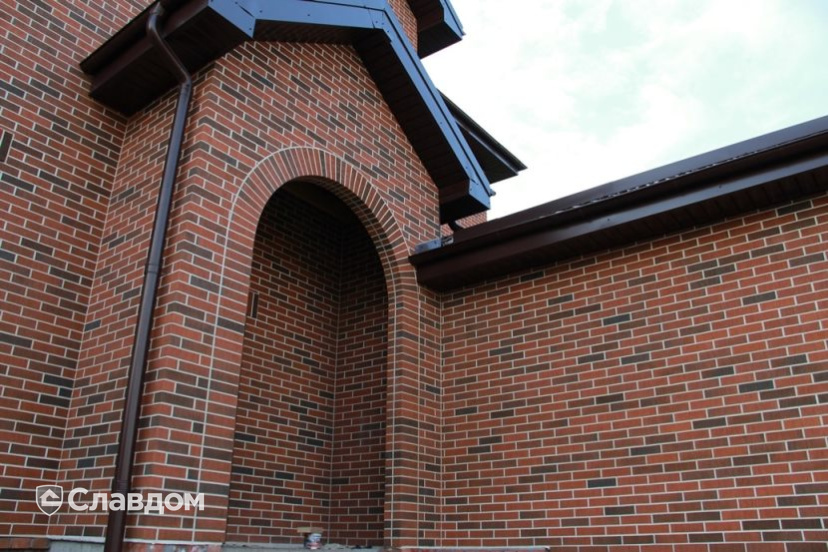 Двухэтажный частный дом с облицовкой кирпичом Terca Red Flame шероховатый