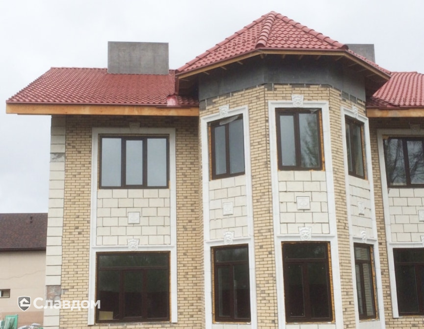 Частный коттедж с применением черепицы Braas Янтарь Вишня