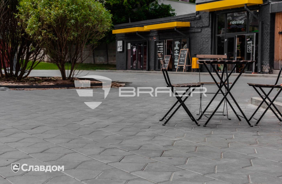 Территория "Хлебзавода", вымощенная тротуарной плиткой BRAER
