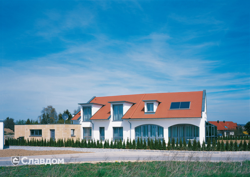 Таунхаус с крышей из черепицы Creaton Domino Naturrot